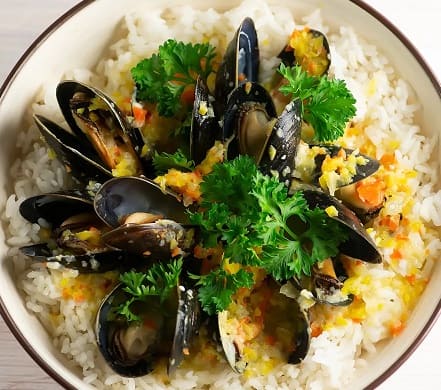 Mussels with Blue Cheese and White Wine Sauce